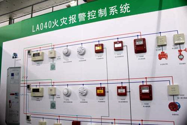 出現(xiàn)火警時(shí)，樓宇控制系統(tǒng)如何快速做出反應(yīng)？